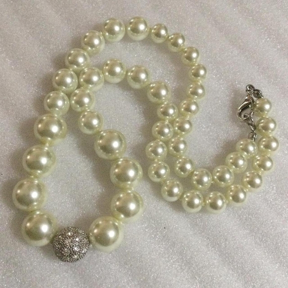 Graduated Pearl and Rhinestone Necklace - Picture 2 of 3